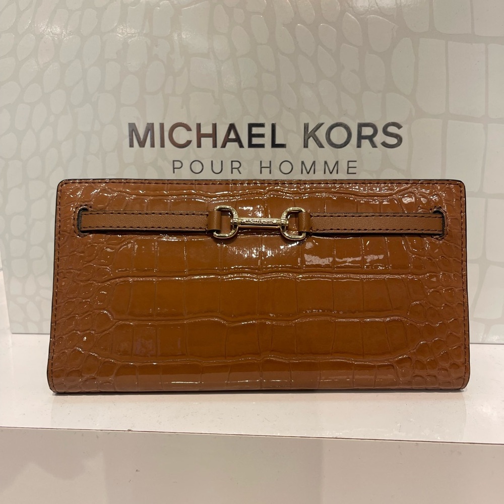 MICHAEL KORS Carson Large Snap Crocodile Embossed Bifold Wallet
Luggage
NWT - Picture 7 of 16